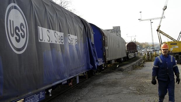 Zbog nepovoljnih dešavanja na svetskom tržištu i pasivnog odnosa vlasti, američka komapnija US Steel odlučila je krajem 2011. da Vladi Srbije za jedan dolar proda vlasništvo u Železari Smederevo čime se najveći srpski izvoznik, koji zapošljava oko 5.000 radnika, našao na ivici propasti